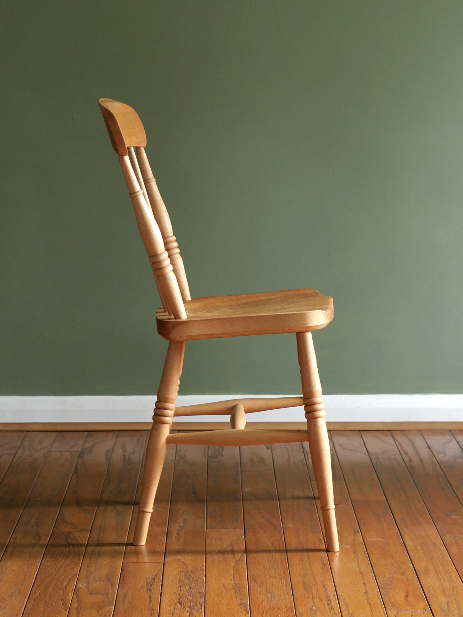 Handmade English comb back Windsor dining chair in beech with ash seat.